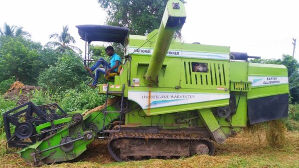 Self-cleaning RFID tag on combine harvester under muddy conditions